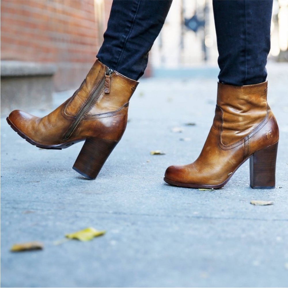 Frye Parker Short Brown Genuine Leather Chunky Block Heel Zip Up Ankle Booties
